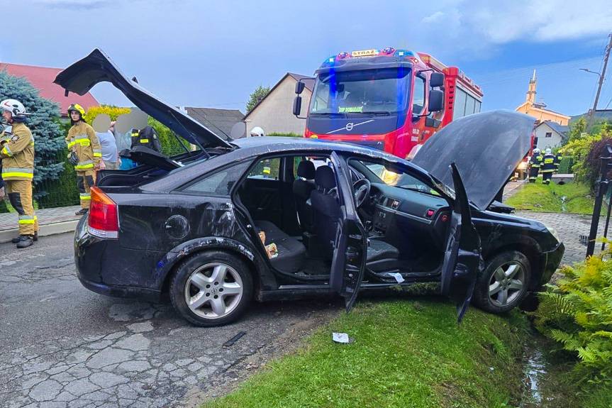 Uderzyła w przepust. Dwie osoby poszkodowane