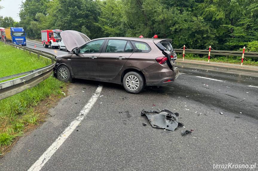 Zderzenie trzech samochodów w Pustynach. Dwie osoby w szpitalu