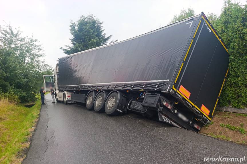 Ciężarówka z piwem utknęła na ulicy Skłodowskiej-Curie w Krośnie