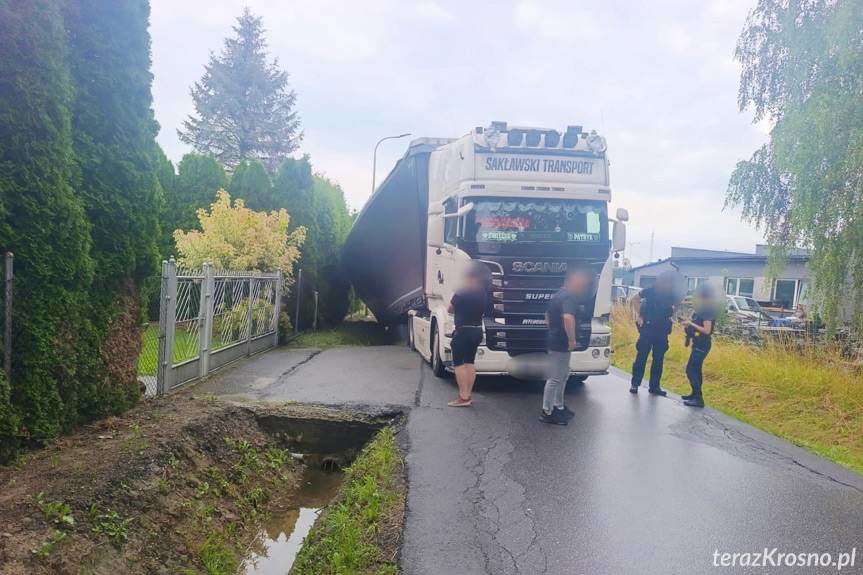 Ciężarówka z piwem utknęła na ulicy Skłodowskiej-Curie w Krośnie