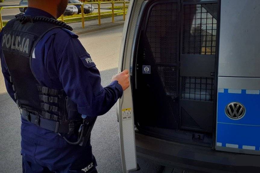 Pijany 53-latek siedział na trawniku - był poszukiwany