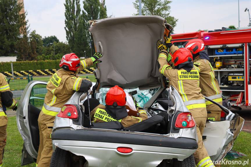 Jak bezpiecznie wyprowadzić samochód z poślizgu? Dzień otwarty w ODTJ w Krośnie [ZDJĘCIA]