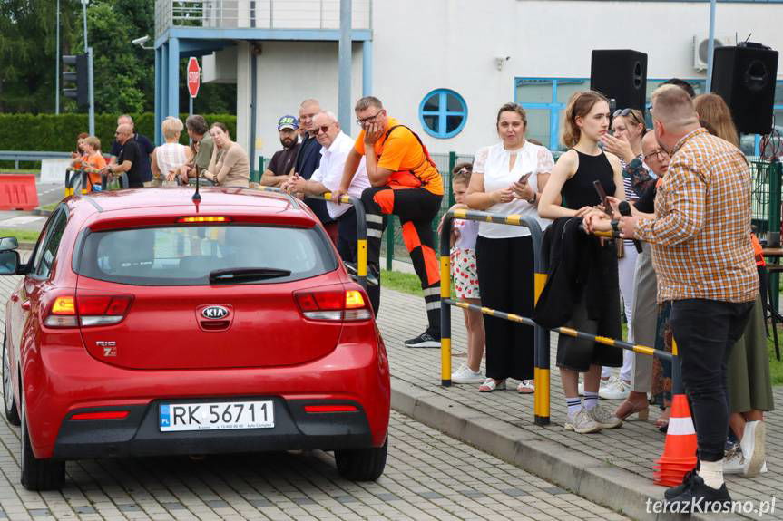 Jak bezpiecznie wyprowadzić samochód z poślizgu? Dzień otwarty w ODTJ w Krośnie [ZDJĘCIA]