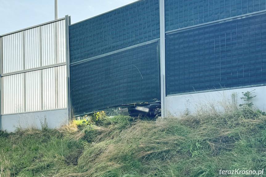 Stracił panowanie i zjechał z drogi. Zatrzymała go bariera