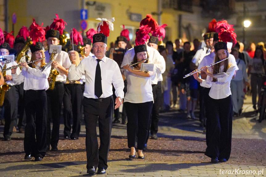 Przemarsz pod pomnik Ignacego Łukasiewicza i zapalenie lampy w 172. rocznicę