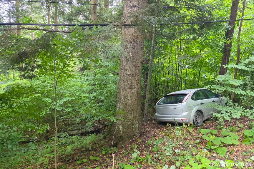 Korczyna. Samochód wjechał do rowu