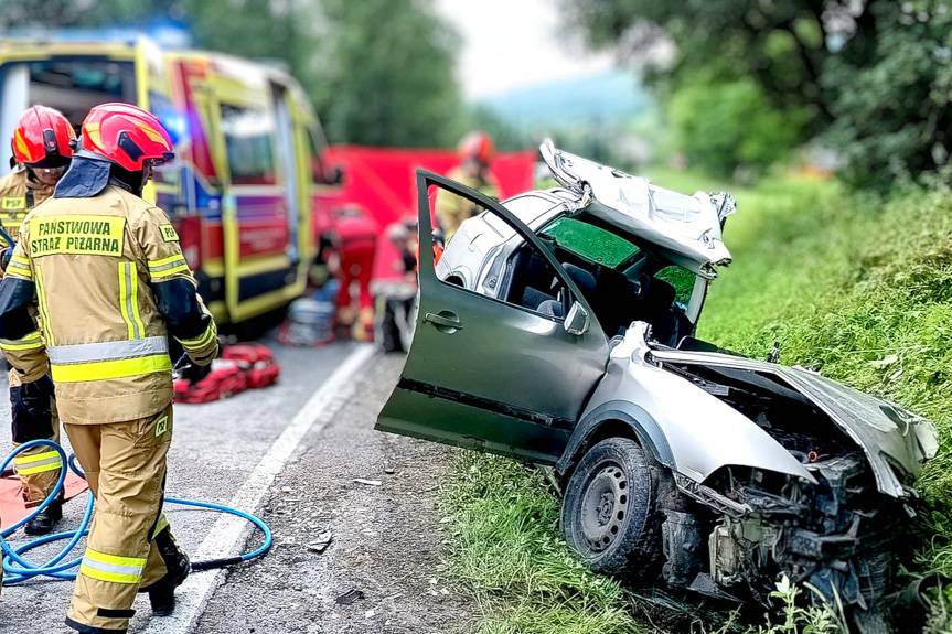 Czołowe zderzenie osobówki z ciężarówką. Jedna osoba zakleszczona w pojeździe