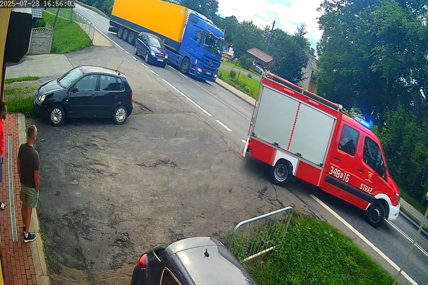 Kierowca osobówki ustąpił pierwszeństwa, TIR niemal wjechał mu w tył