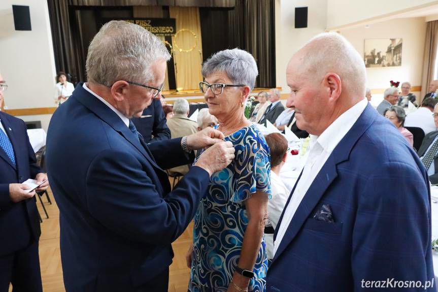 Złote Gody w Haczowie. Wręczono medale "Za długoletnie pożycie małżeńskie" [ZDJĘCIA]