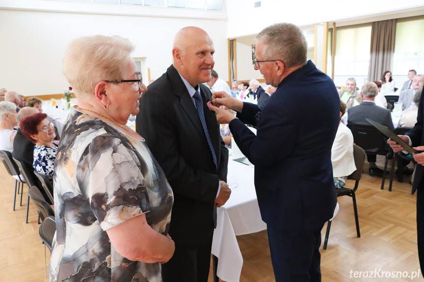 Złote Gody w Haczowie. Wręczono medale "Za długoletnie pożycie małżeńskie" [ZDJĘCIA]