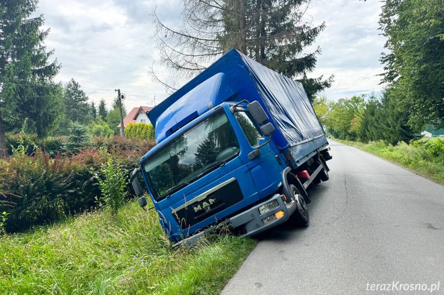 Manewr wymijania zakończył się w rowie