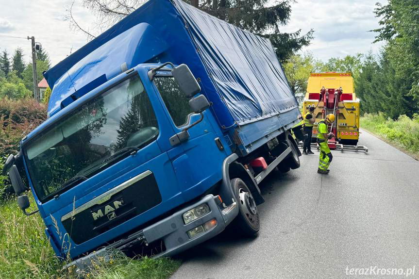 Manewr wymijania zakończył się w rowie
