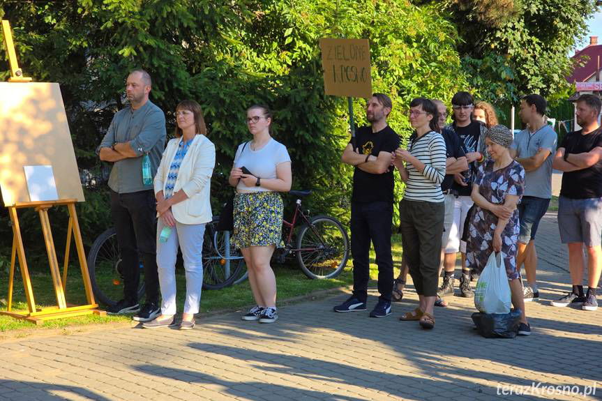 Mieszkańcy Krosna przeciwko wycince drzew. Protest na skwerze Jana Zycha