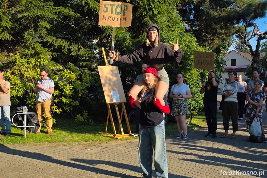 Mieszkańcy Krosna przeciwko wycince drzew. Protest na skwerze Jana Zycha