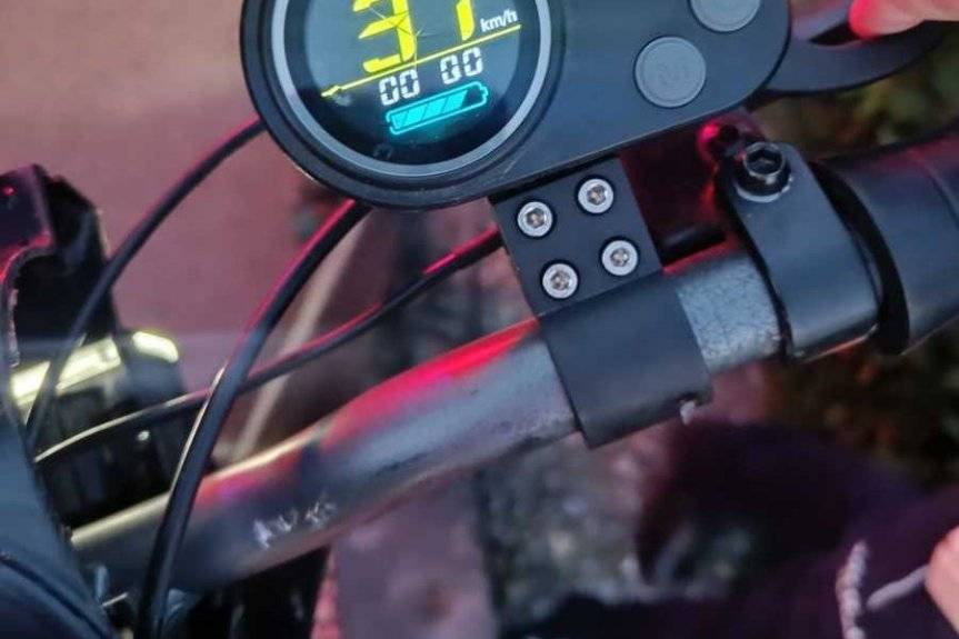 Nietrzeźwy przewoził hulajnogą elektryczną pasażera. Zatrzymali go policjanci