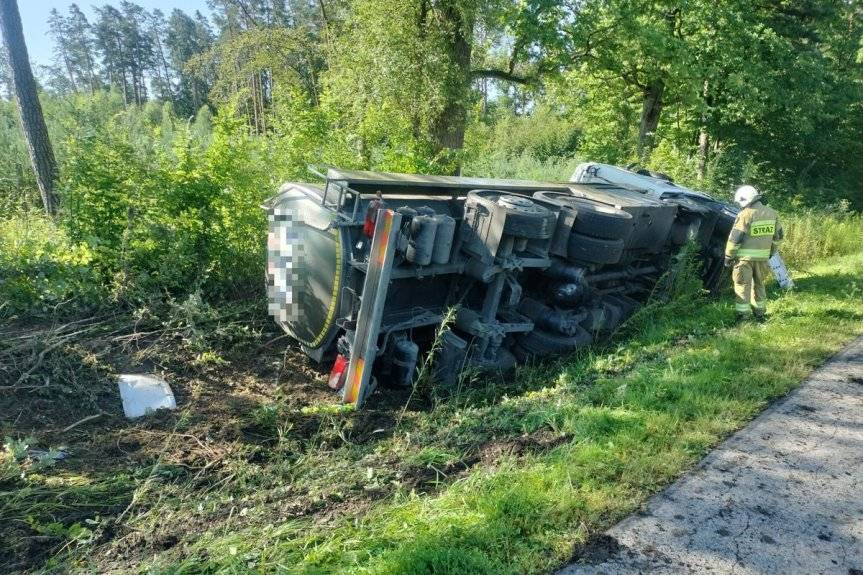 Chcąc uniknąć zderzenia z sarną wjechał do rowu