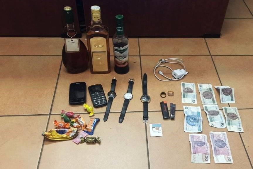 Spał w stodole po włamaniu. Tam znaleźli go policjanci