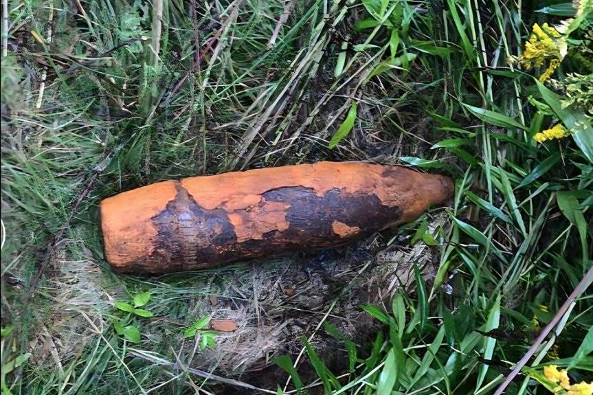 Policjanci zabezpieczają miejsca znalezienia niewybuchu w Radomyślu Wielkim