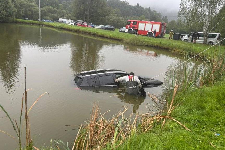 Dachowanie, wjazd do stawu i zderzenie na łuku drogi