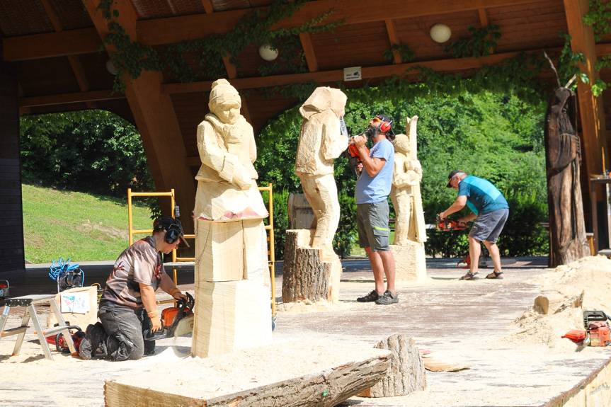 Rzeźbiarze pracują w Iwoniczu-Zdroju