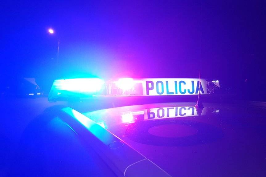 14-latek uciekał samochodem przed policjantami, uderzył w sklep