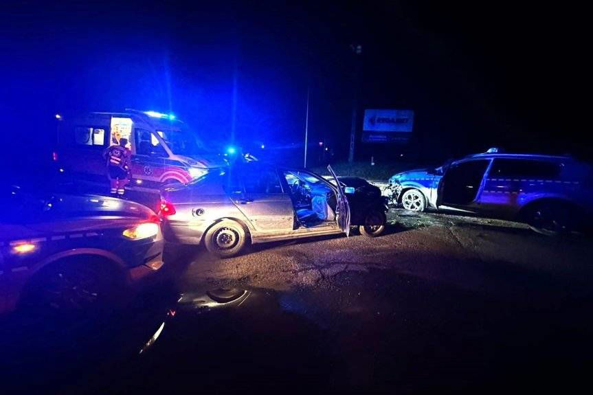 Nie zatrzymał się do kontroli, uciekał przed policją, uderzył w radiowozy