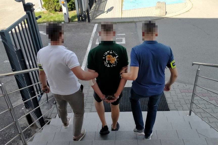 Nie zatrzymał się do kontroli, uciekał przed policją, uderzył w radiowozy