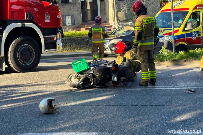 Poszkodowany motocyklista po zderzeniu z samochodem w Krośnie