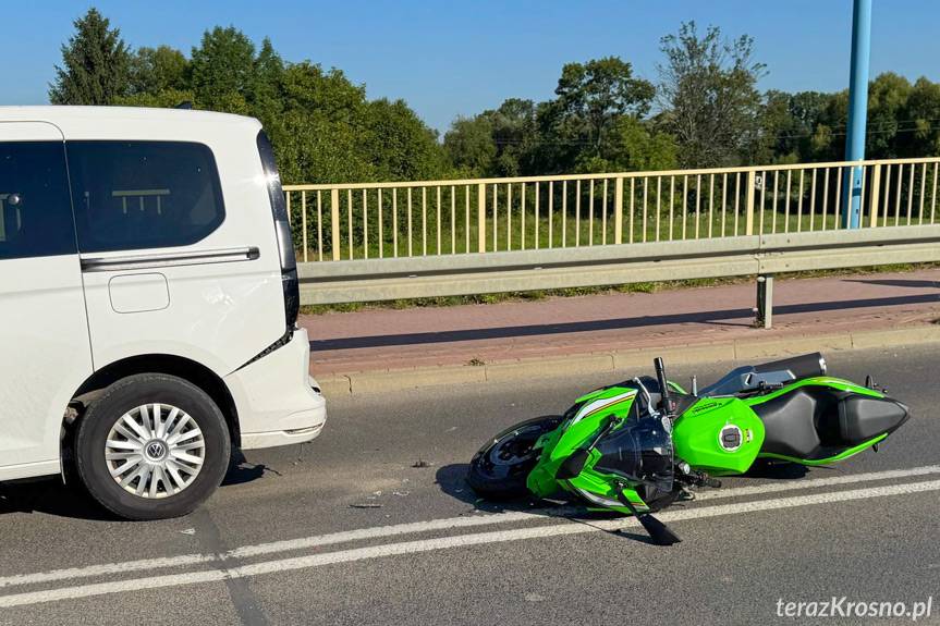 Motocyklista uderzył w tył auta na Moście Białobrzeskim