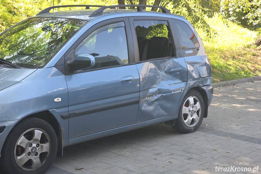 Straciła panowanie nad volkswagenem i uderzyła w zaparkowane auta