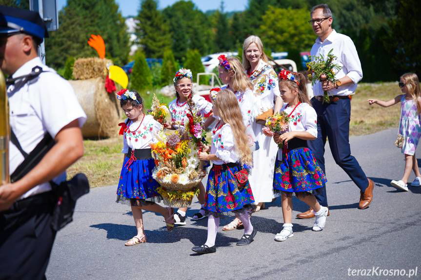 Korowód dożynkowy i pojazdów zabytkowych w Odrzykoniu [ZDJĘCIA]