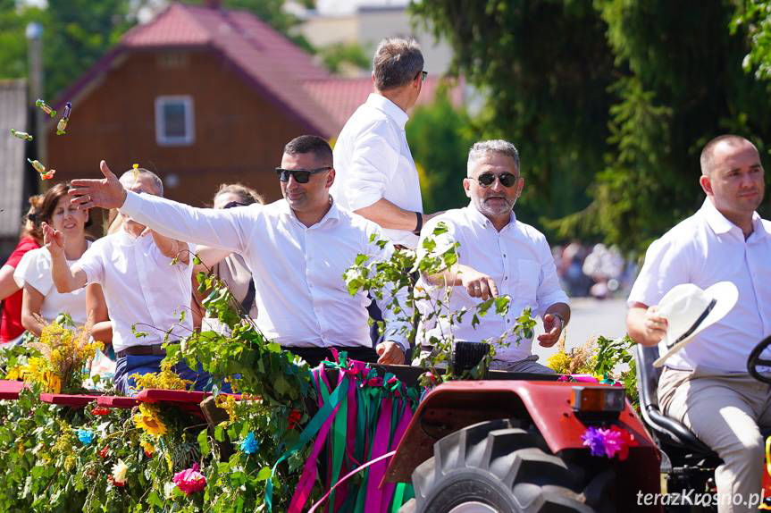 Korowód dożynkowy i pojazdów zabytkowych w Odrzykoniu [ZDJĘCIA]