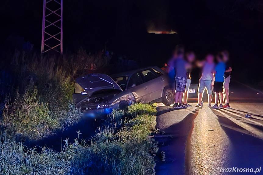 Audi w rowie po nocnym zderzeniu z fordem w Krośnie