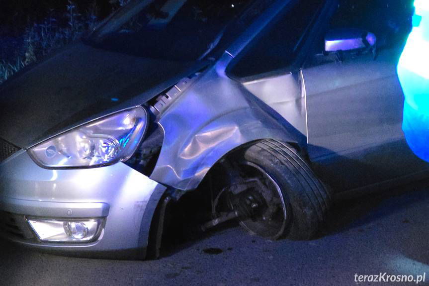 Audi w rowie po nocnym zderzeniu z fordem w Krośnie