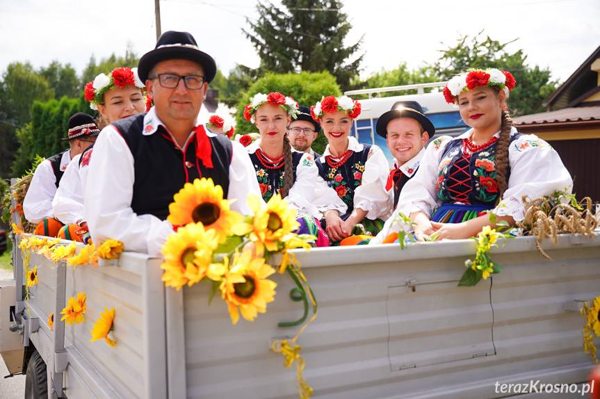 Dożynkowy objazd z wieńcem ulicami Głowienki