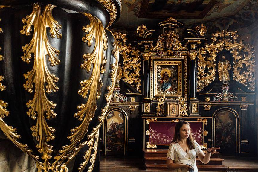 Odnowione polichromie i ołtarz w Rogach