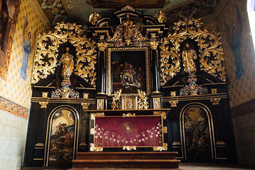 Odnowione polichromie i ołtarz w Rogach