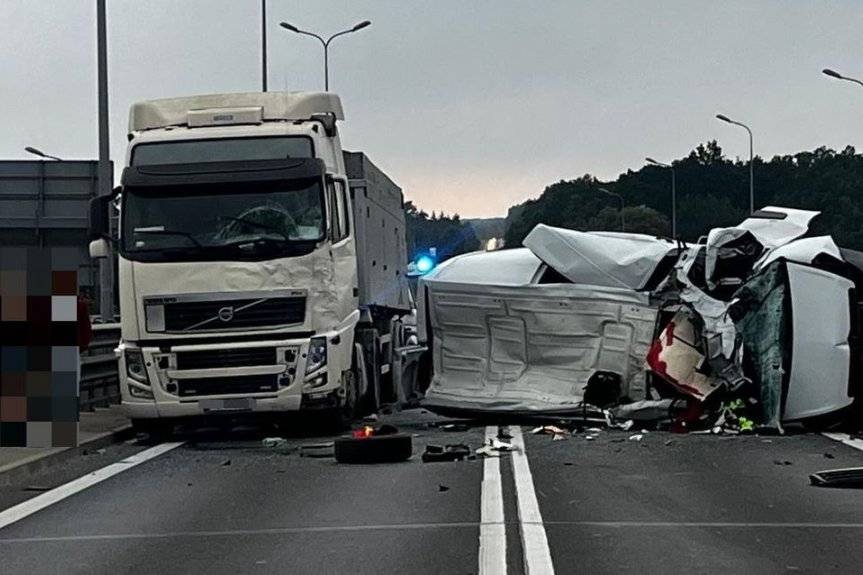 Trzy osoby ranne w groźnym wypadku pod Rzeszowem