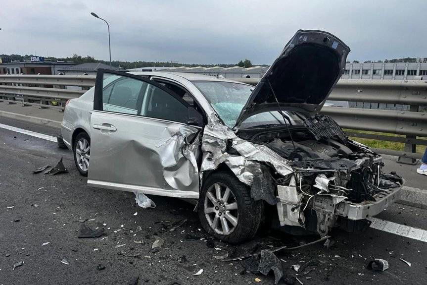 Trzy osoby ranne w groźnym wypadku pod Rzeszowem