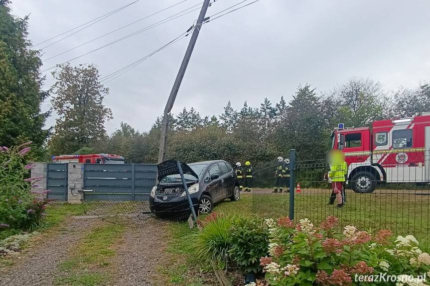 Kierujący hondą uderzył w ogrodzenie i słup energetyczny