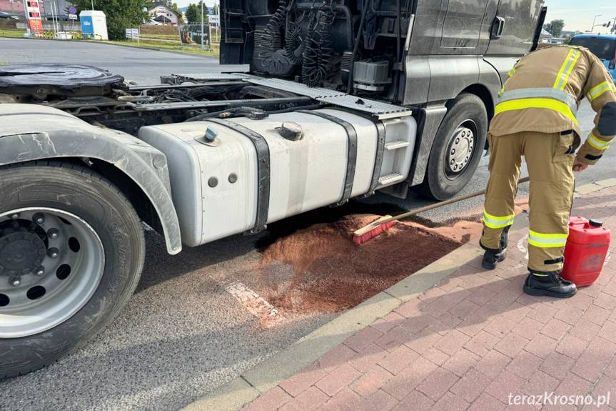 Olej na jezdni. Interwencja straży pożarnej i policji