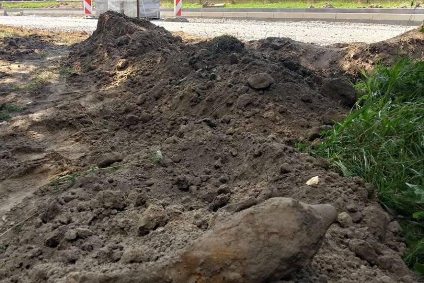 Policjanci zabezpieczali miejsce znalezienia niewybuchu