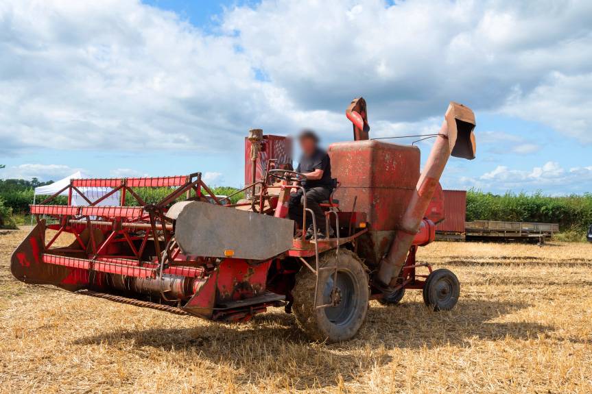 Nietrzeźwy kierował kombajnem. Wydmuchał 1,7 promila