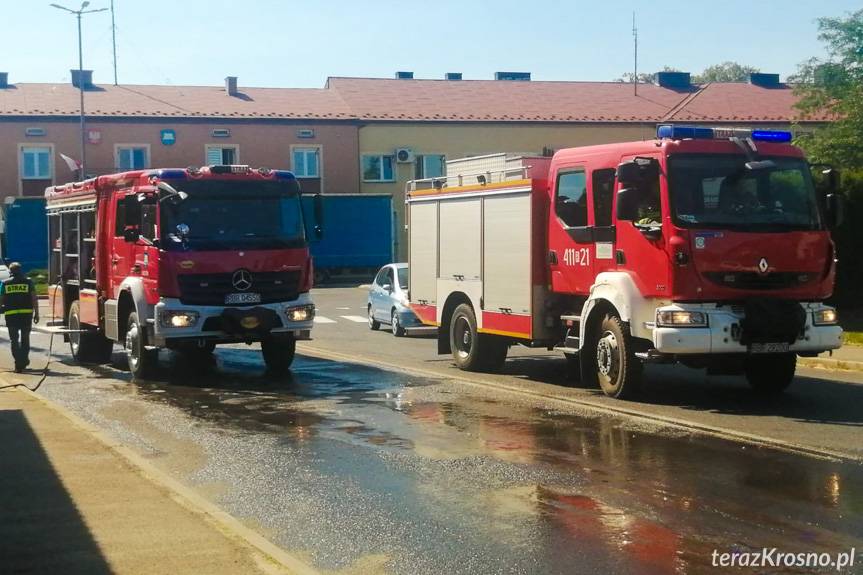 Cuchnąca śliska substancja na drodze