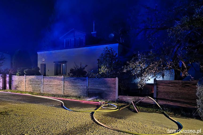 Pożar altany w Krośnie. Strażacy walczyli z ogniem przy budynku mieszkalnym