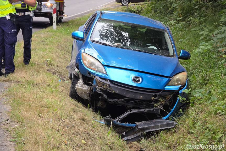 Węglówka. Samochód w rowie