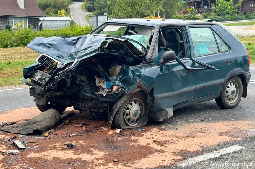 Wypadek z udziałem samochodu ciężarowego i osobówki