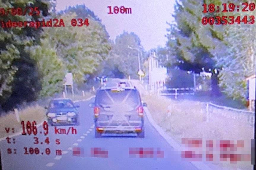 Pędził mercedesem 106 km/h przez Iwlę i wyprzedzał na pasach