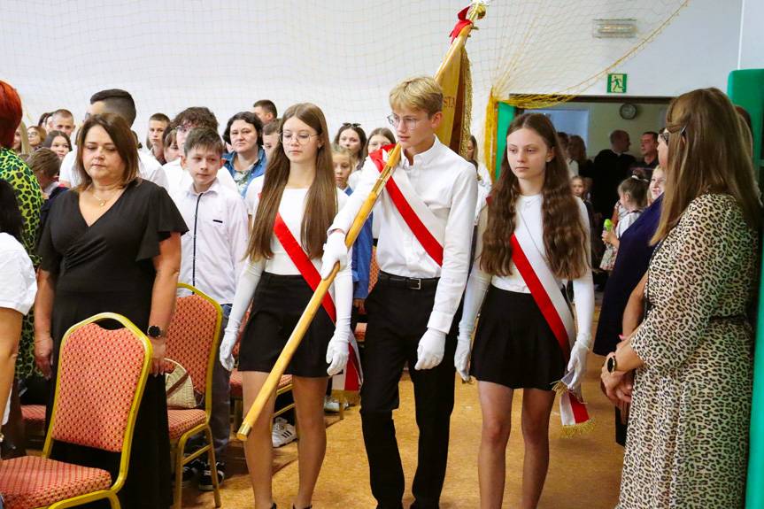 Nowa dyrektor, nowy rok, nowe wyzwania. Uroczystość w SP w Rogach