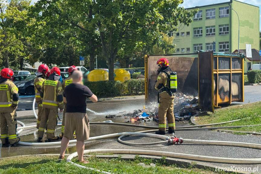 Strażacy gasili płonące śmieci w kontenerze [ZDJĘCIA]